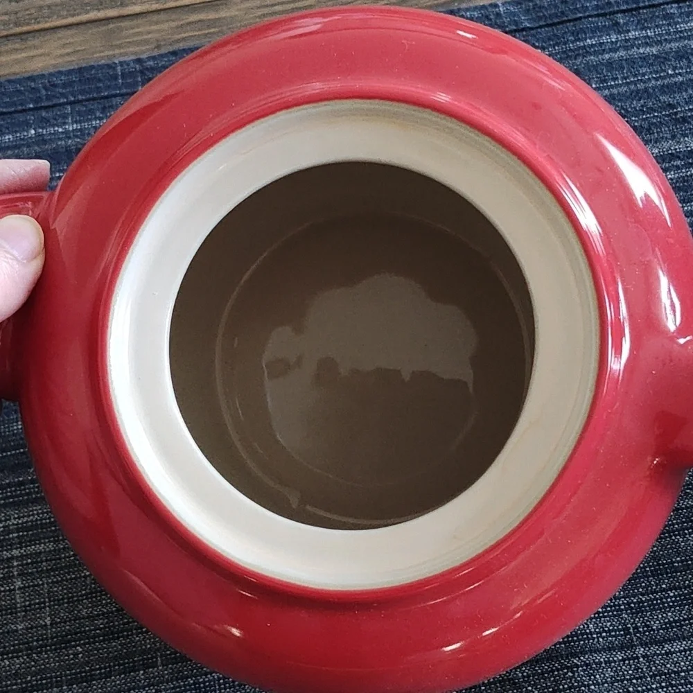 LE CREUSET TEAPOT WITH CUPS AND SAUCER SET